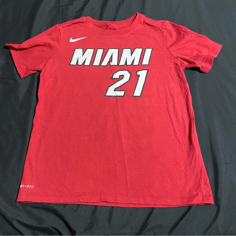 Nike Boy Red Miami Heat Whiteside 21 Dri-Fit Short Sleeve Tee T-shirt in…